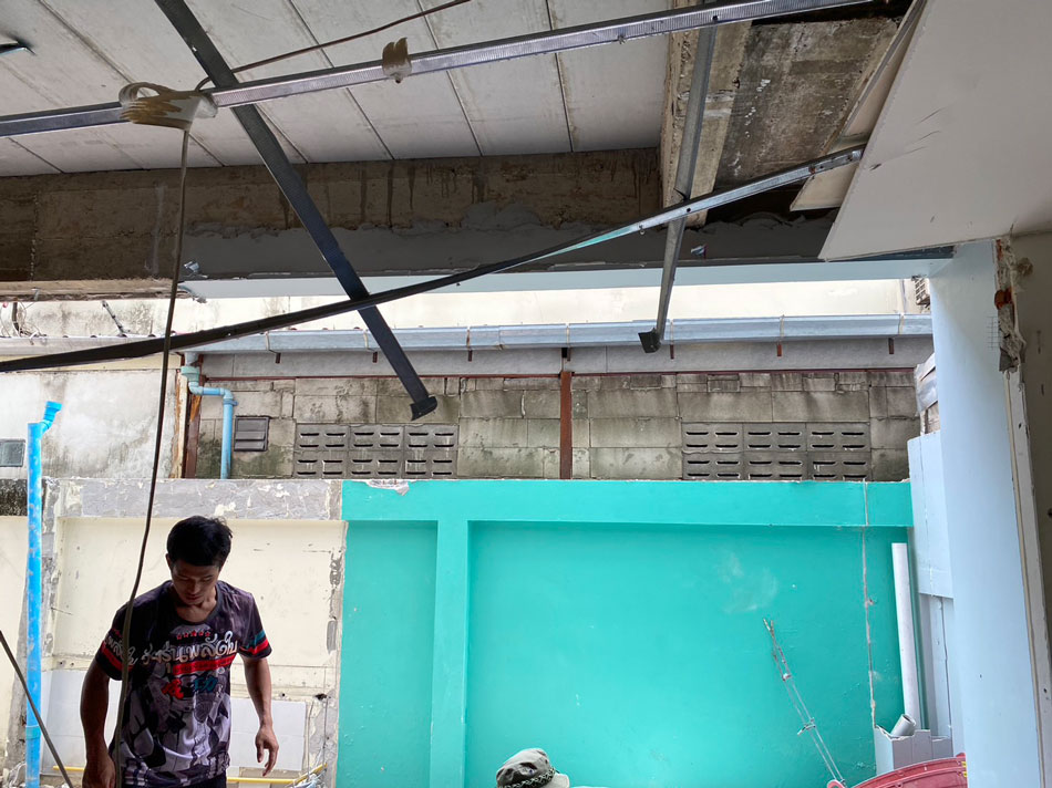 สลด! กำแพงบ้านถล่ม ทับคนงานเสียชีวิต ซ.อ่อนนุช 74/3 สลด! กำแพงบ้านถล่ม ทับคนงานเสียชีวิต ซ.อ่อนนุช 74/3