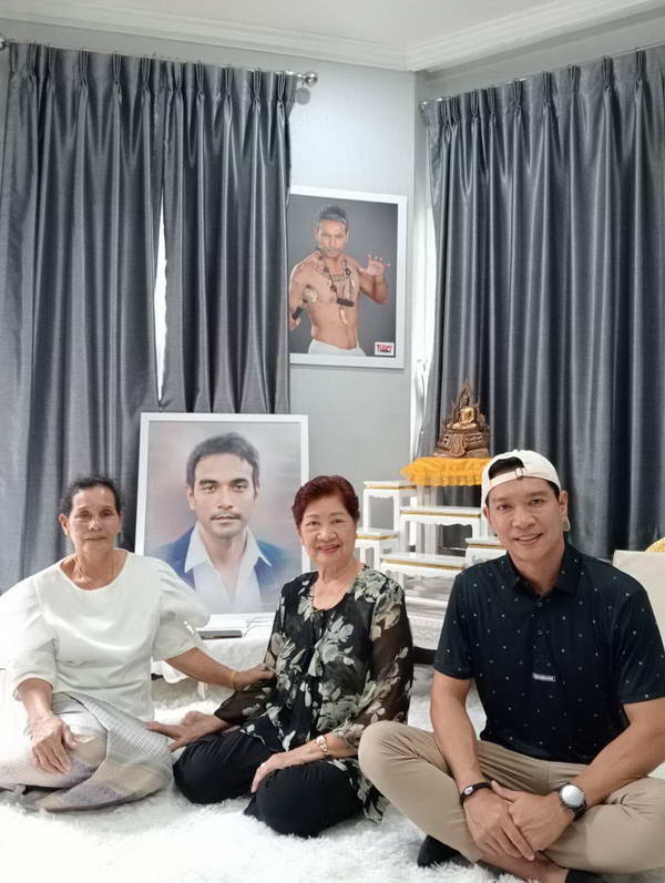 ครอบครัว เมฆ วินัย ไกรบุตร ร่วมทำบุญ100วัน เอ๋ อรชัญญาช์ เล่าสามีมาเข้าฝัน ครอบครัว เมฆ วินัย ไกรบุตร ร่วมทำบุญ100วัน เอ๋ อรชัญญาช์ เล่าสามีมาเข้าฝัน