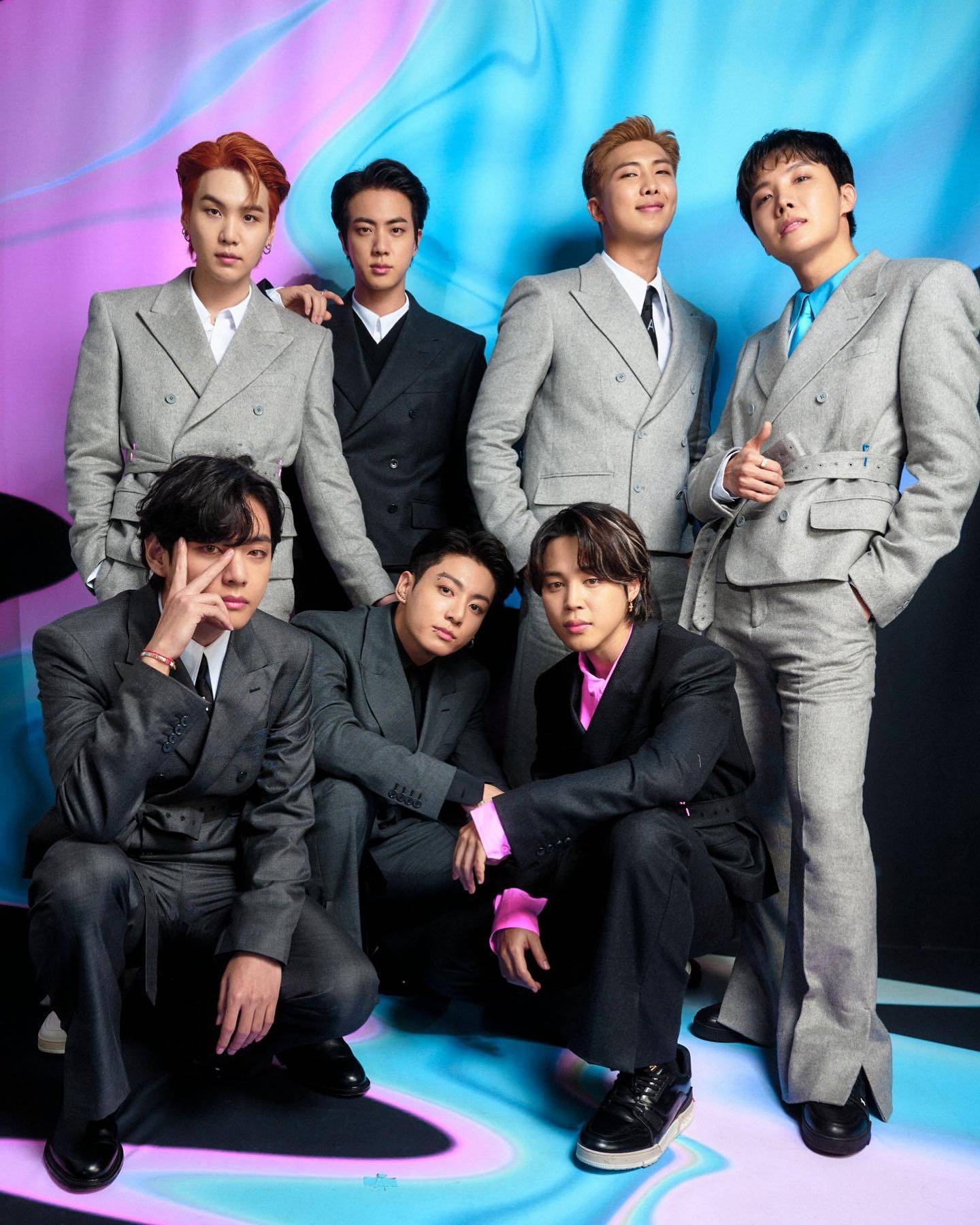 V BTS และ อีซึงกิ สองซุปตาร์วงการบันเทิงเกาหลีต่างก็ติดโควิดในระยะเวลาไล่เลี่ยกัน