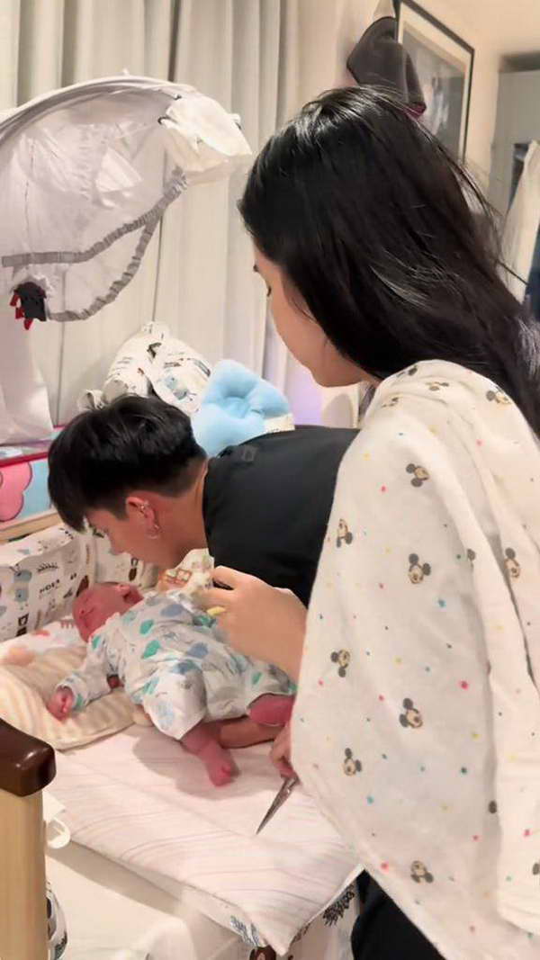 ครูเต้ย อภิวัฒน์ แชร์คลิปใจฟูคู่ ขนม ศศิกานต์ ช่วยกันตัดผมไฟลูกคนเล็ก ครูเต้ย อภิวัฒน์ แชร์คลิปใจฟูคู่ ขนม ศศิกานต์ ช่วยกันตัดผมไฟลูกคนเล็ก