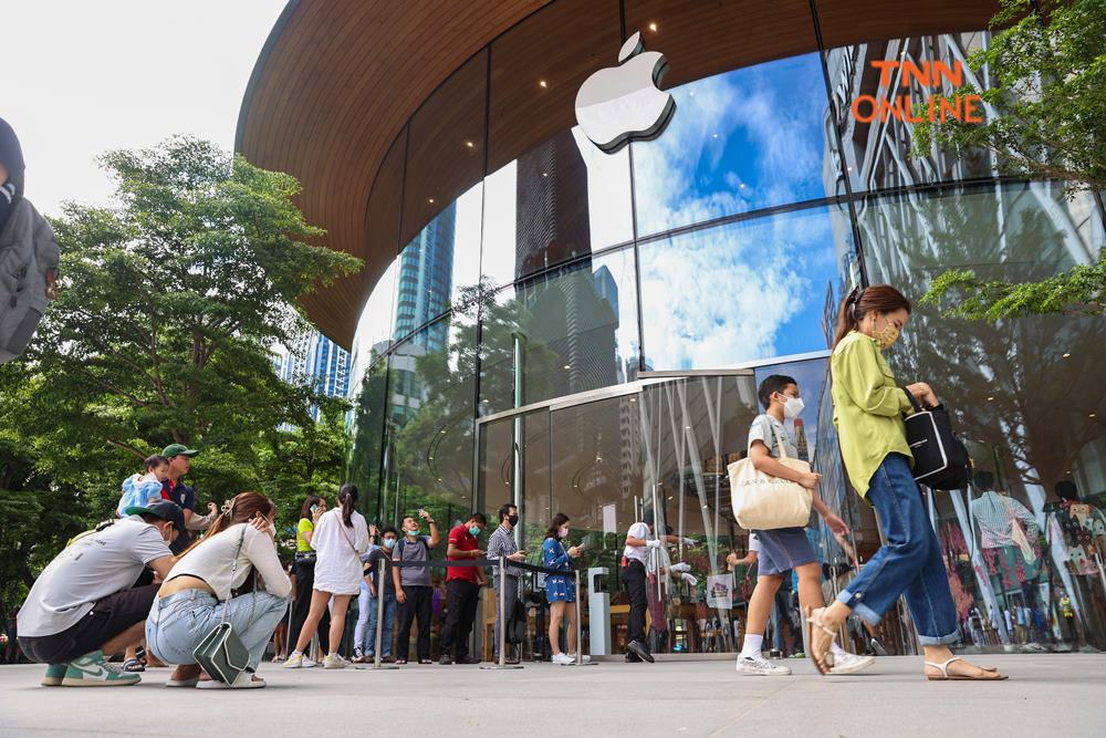 iPhone14 เปิดขายในไทยอย่างเป็นทางการวันแรก สาวกต่อคิวรับเครื่องเพียบ