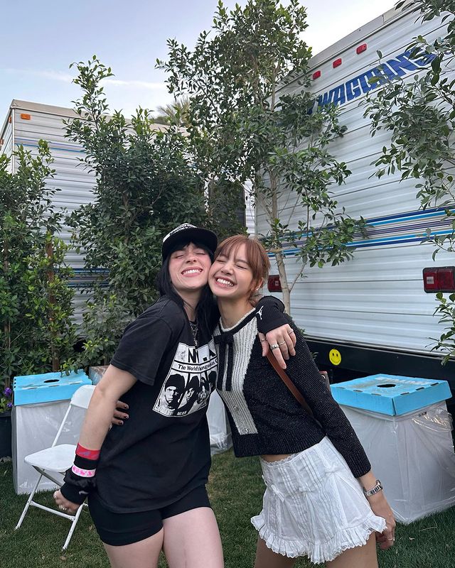 น่ารักเท่าโลก!! ‘ลิซ่า BLACKPINK’ กระทบไหล่ ‘Billie Eilish - Tyga - Dominik Fike’ น่ารักเท่าโลก!! ‘ลิซ่า BLACKPINK’ กระทบไหล่ ‘Billie Eilish - Tyga - Dominik Fike’