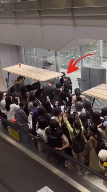 ห่วงความปลอดภัย!! 'หวังอี้ป๋อ' ถูกรุมล้อมที่สนามบิน หลังเดินทางถึงเมืองไทย ห่วงความปลอดภัย!! 'หวังอี้ป๋อ' ถูกรุมล้อมที่สนามบิน หลังเดินทางถึงเมืองไทย