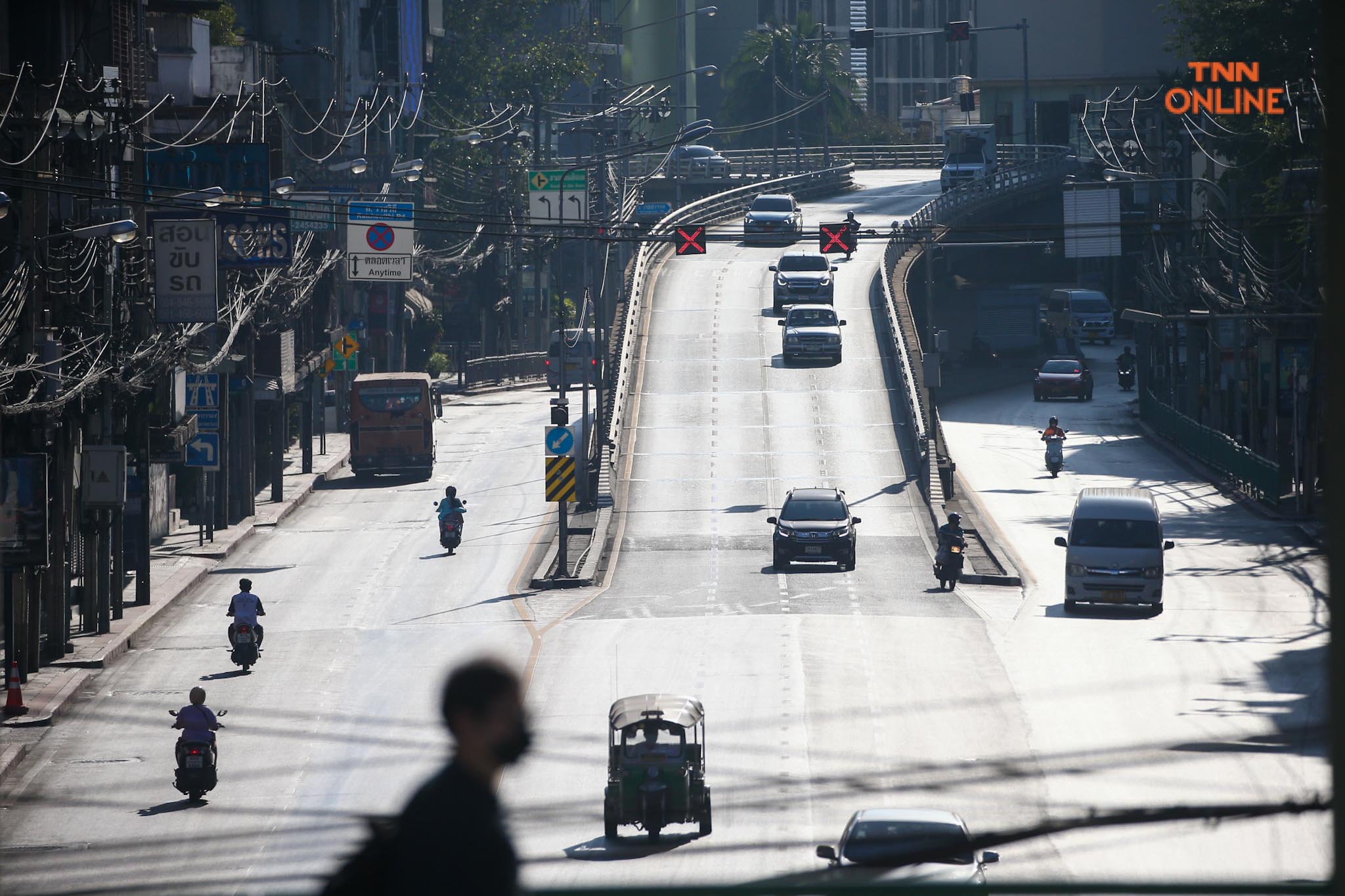 ประมวลภาพ กทม. ถนนโล่งในวันศุกร์สุดท้ายของปี 