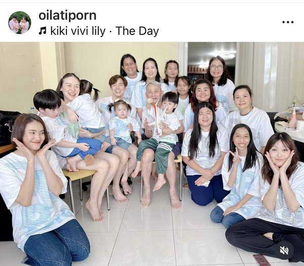 อบอุ่นใจ บีม กวี พาครอบครัวพร้อมหน้า เยี่ยมให้กำลังใจคุณพ่อ บิ๊ก D2B อบอุ่นใจ บีม กวี พาครอบครัวพร้อมหน้า เยี่ยมให้กำลังใจคุณพ่อ บิ๊ก D2B