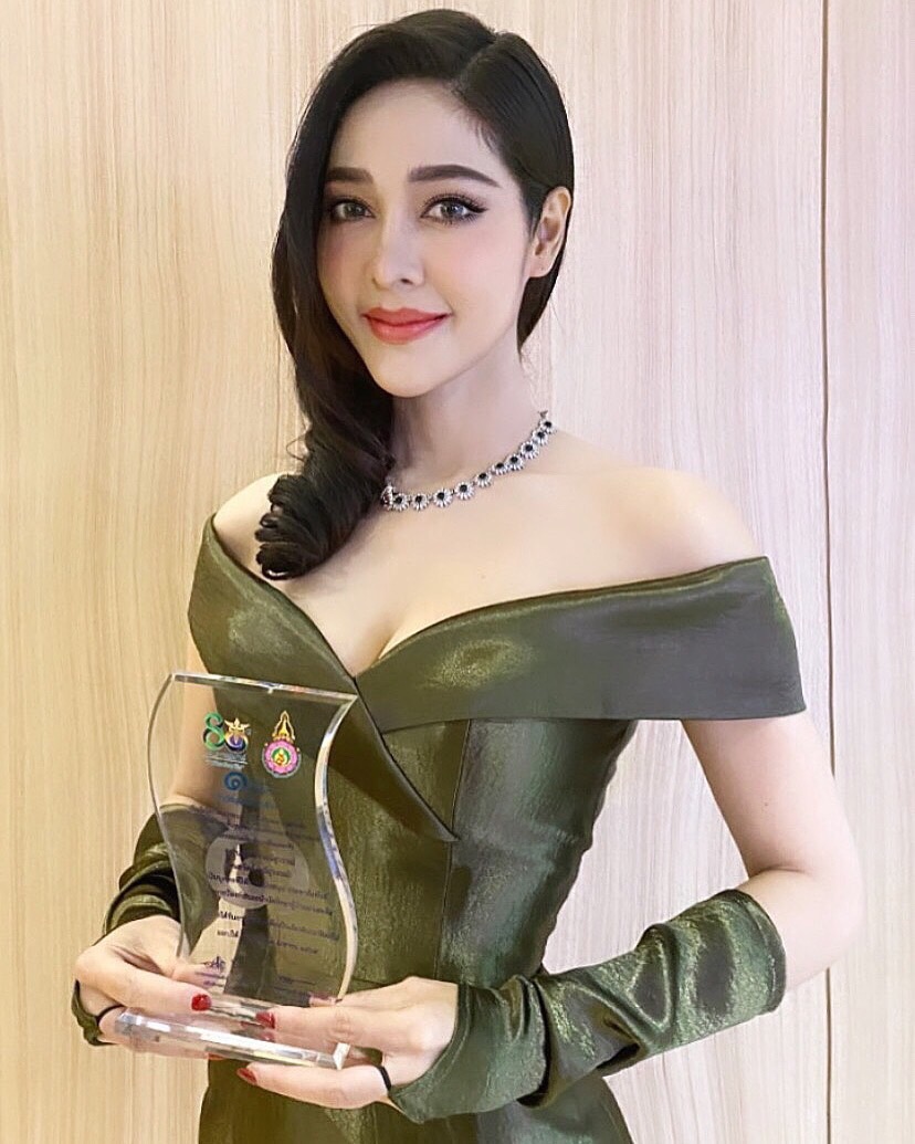 จูน นาตาชา และ เฟิร์ส ภาราดา เข้ารับโล่เกียรติคุณ จากกรมการแพทย์ กระทรวงสาธารณสุข และ สบยช จูน นาตาชา และ เฟิร์ส ภาราดา เข้ารับโล่เกียรติคุณ จากกรมการแพทย์ กระทรวงสาธารณสุข และ สบยช