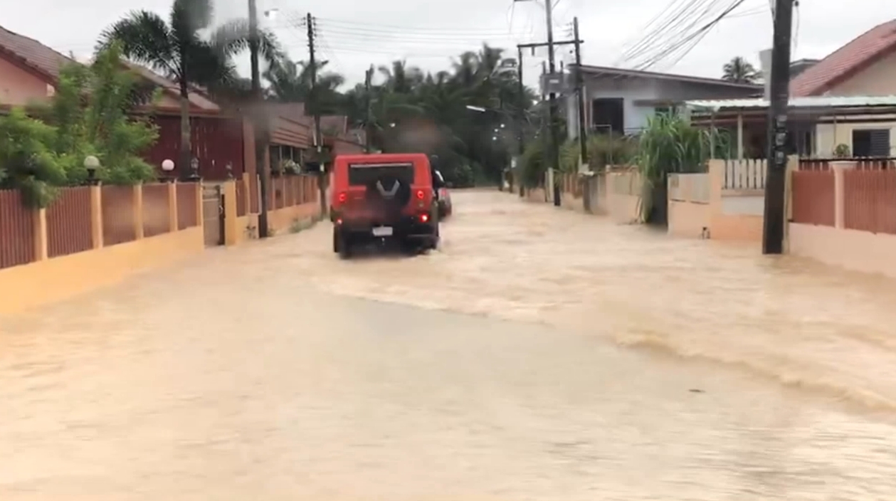 เปิดภาพน้ำป่าทะลัก อ.กาญจนดิษฐ์ ท่วมบ้านเรือน 250 หลัง เปิดภาพน้ำป่าทะลัก อ.กาญจนดิษฐ์ ท่วมบ้านเรือน 250 หลัง