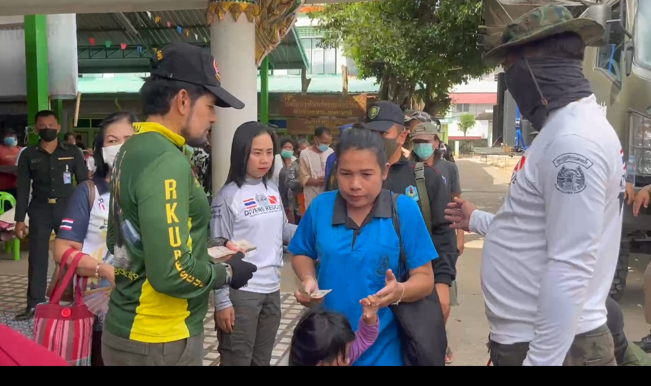 มทบ.22 - ร่วมกตัญญู คืนความสุขให้ชาวอุบล ขณะที่ บิณฑ์ เดินหน้ามอบเงินเยียวยาต่อเนื่อง มทบ.22 - ร่วมกตัญญู คืนความสุขให้ชาวอุบล ขณะที่ บิณฑ์ เดินหน้ามอบเงินเยียวยาต่อเนื่อง