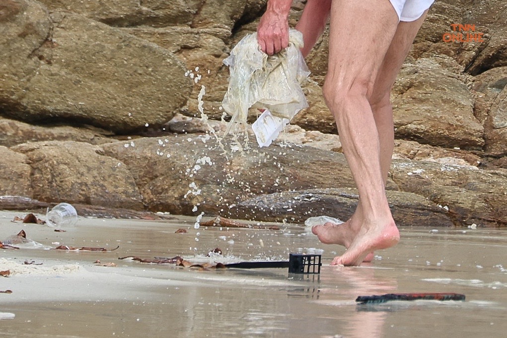 ประมวลภาพ นทท. เก็บขยะริมหาดทรายแก้วรักษาธรรมชาติแหล่งท่องเที่ยว