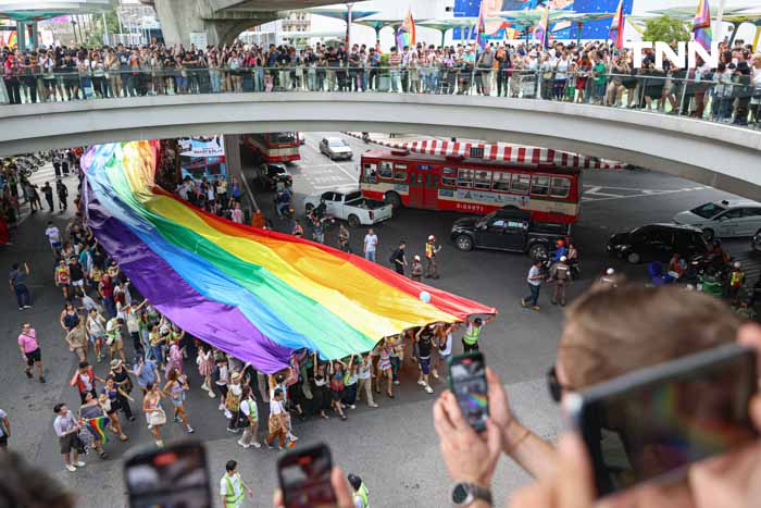 พาเหรด PrideMonth ยิ่งใหญ่ โบกธงสีรุ้งยาวที่สุดในประเทศไทยกว่า 200 เมตร