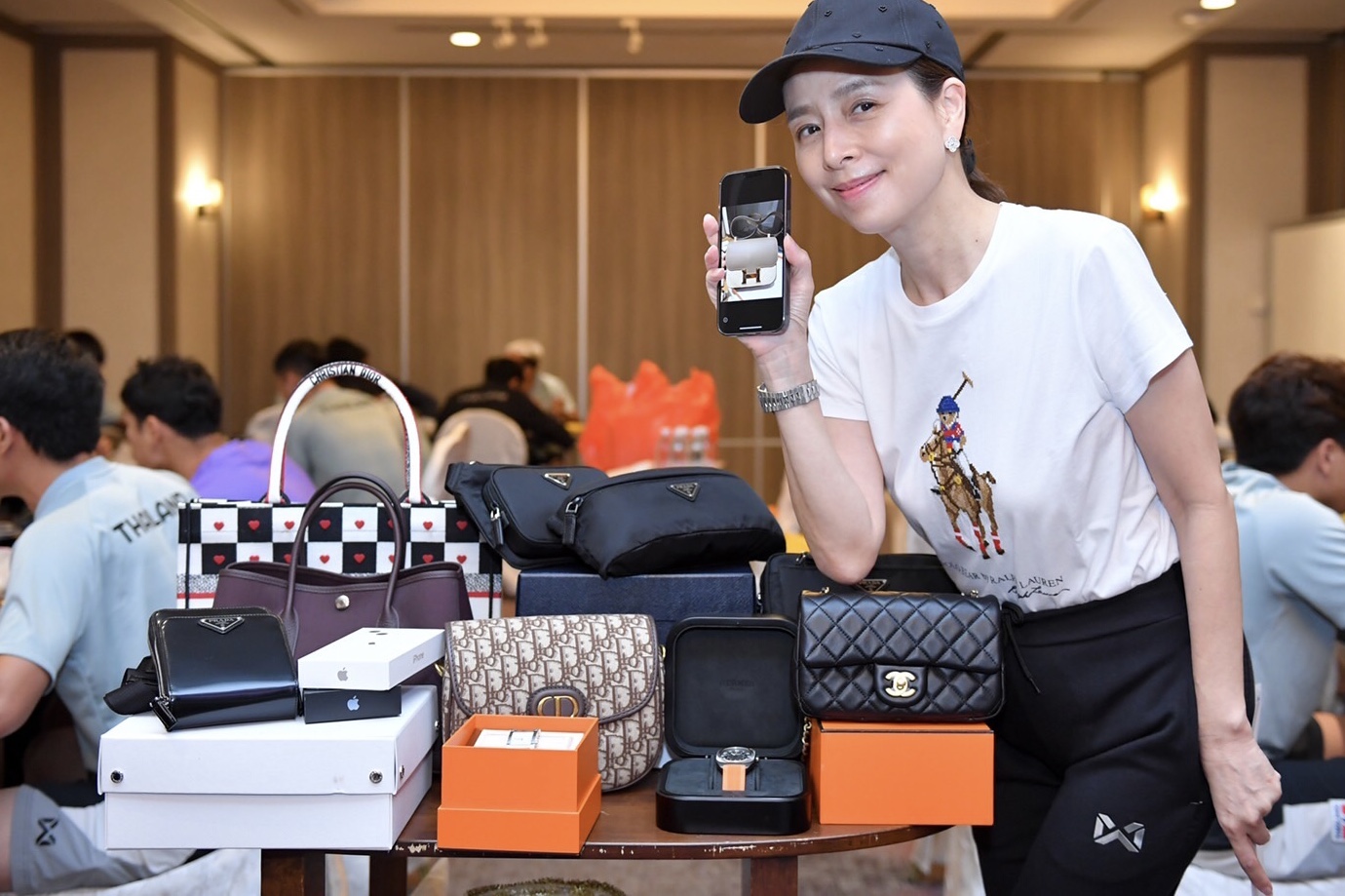 ค่ำคืนแห่งความสุข! 'มาดามแป้ง' ขนของแบรนด์เนมให้นักเตะช้างศึกจับสลาก ค่ำคืนแห่งความสุข! 'มาดามแป้ง' ขนของแบรนด์เนมให้นักเตะช้างศึกจับสลาก