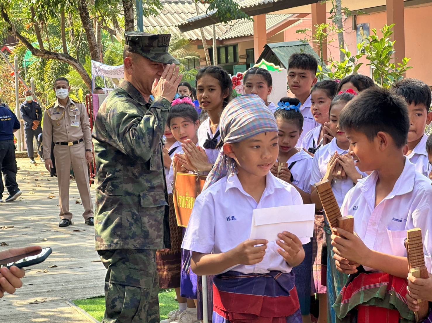 ผบ.ทร. แจกของบรรเทาทุกข์ แก่ ปชช. ครบรอบวันสิ้นพระชนม์ 100 ปี พลเรือเอก พระเจ้าบรมเธอ พระองค์เจ้าอาภากรเกียรติวงศ์ กรมหลวงชุมพรเขตอุดมศักดิ์ องค์บิดาของทหารเรือไทย