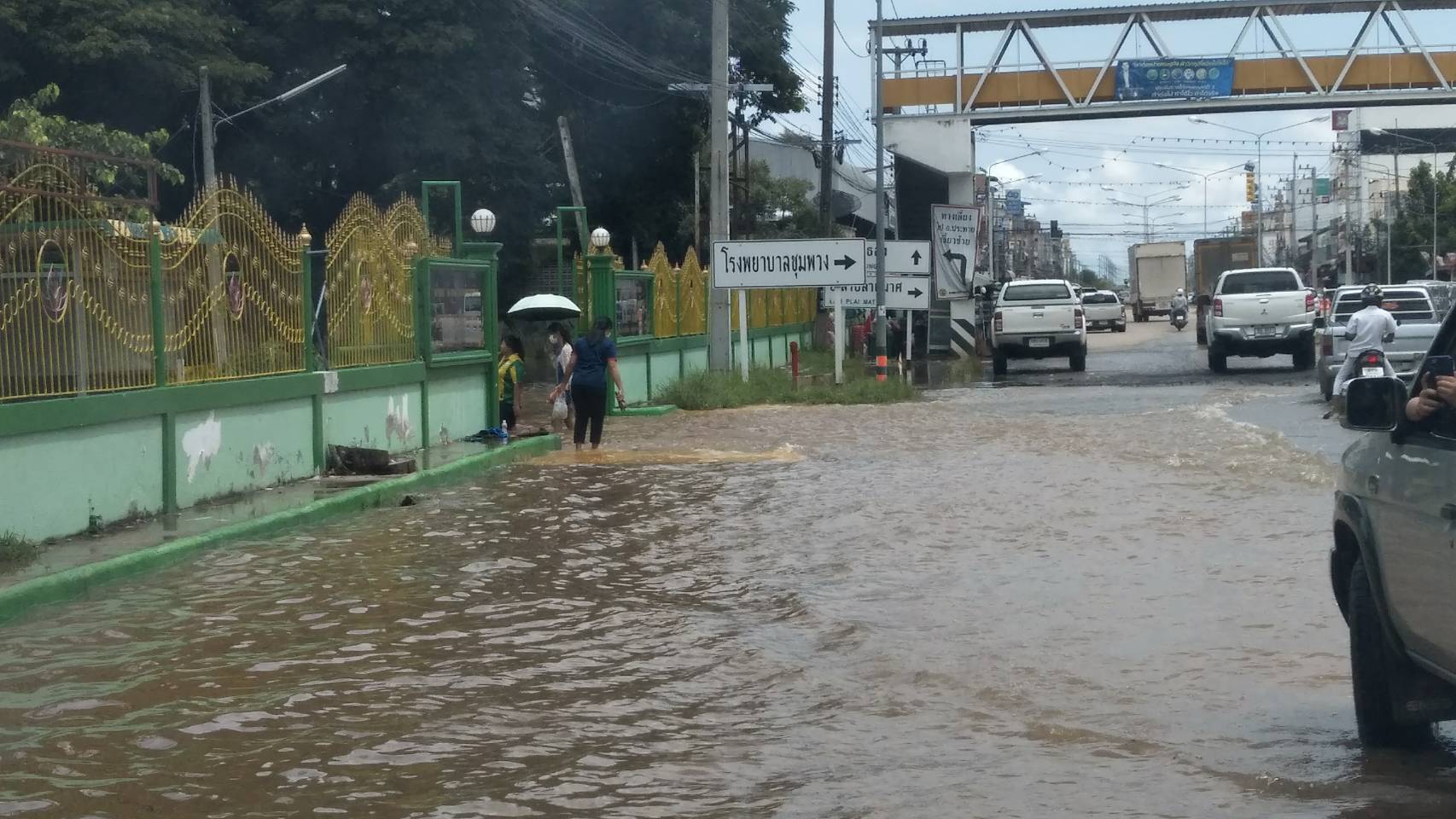 เปิดภาพน้ำท่วมโคราชบางจุดสูงกว่า 1 เมตร อำเภอชุมพวงหนักสุดในรอบ 12 ปี