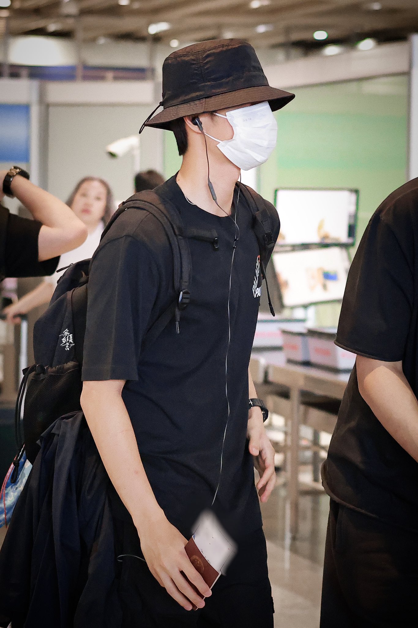 ห่วงความปลอดภัย!! 'หวังอี้ป๋อ' ถูกรุมล้อมที่สนามบิน หลังเดินทางถึงเมืองไทย ห่วงความปลอดภัย!! 'หวังอี้ป๋อ' ถูกรุมล้อมที่สนามบิน หลังเดินทางถึงเมืองไทย
