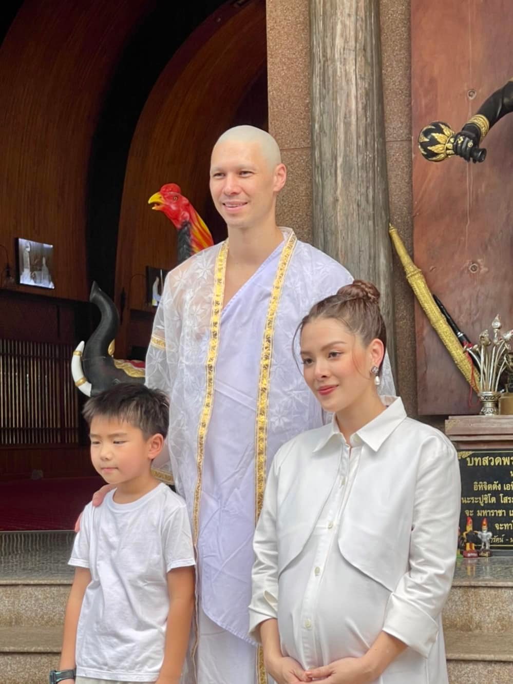 แมทธิว ดีน เข้าพิธีปลงผม เตรียมบวชที่เชียงใหม่ 