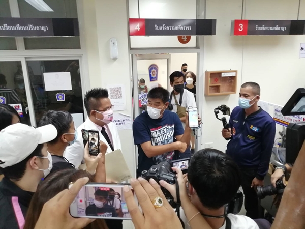 สมรักษ์ คำสิงห์ แจ้งความ หลังโดนโกงหวย ควักเงินสำรองจ่ายช่วยชาวบ้านหลักล้าน!! สมรักษ์ คำสิงห์ แจ้งความ หลังโดนโกงหวย ควักเงินสำรองจ่ายช่วยชาวบ้านหลักล้าน!!