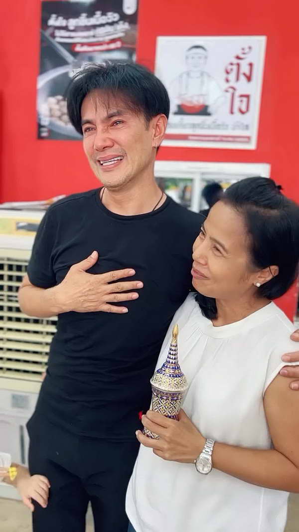 ต๊ะ บอยสเก๊าท์ หลั่งน้ำตา! วันที่ต้องคืนอัฐิ โจ ธเนศ ให้ครอบครัว หลังเก็บดูแลเองไว้ 7ปี ต๊ะ บอยสเก๊าท์ หลั่งน้ำตา! วันที่ต้องคืนอัฐิ โจ ธเนศ ให้ครอบครัว หลังเก็บดูแลเองไว้ 7ปี