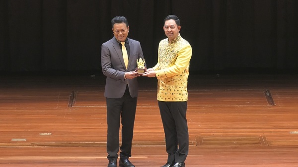 “เบิร์ด ธงไชย” นำทัพศิลปินรับรางวัล “เพชรในเพลง”   (มีคลิป)