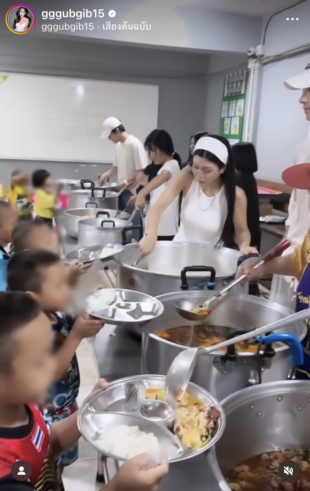 กุ๊บกิ๊บ สุมณทิพย์ ควงสามี บี้ ธรรศภาคย์ ฉลองวันเกิด เลี้ยงอาหารเด็กกำพร้า 700 คน 