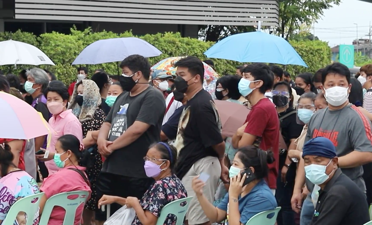 ชาวสมุทรปราการแห่รับบัตรคิว ‘ฉีดวัคซีนไฟเซอร์’ แถวยาวเหยียด