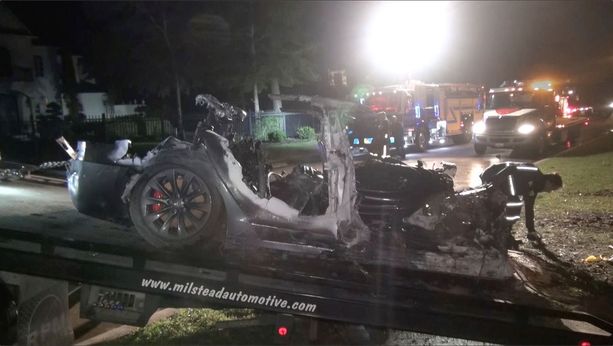 ดับสองศพ! อุบัติเหตุ Tesla ชนต้นไม้ คาดชนขณะใช้ระบบไร้คนขับ!