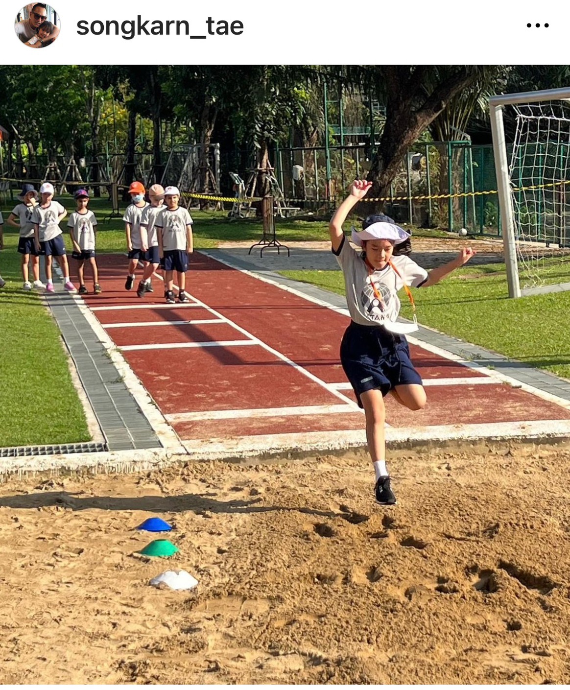 โมเมนต์น่ารัก! สงกรานต์ ตามเชียร์ลูกสาว น้องปีใหม่ ติดขอบสนามงานกีฬาสี โมเมนต์น่ารัก! สงกรานต์ ตามเชียร์ลูกสาว น้องปีใหม่ ติดขอบสนามงานกีฬาสี