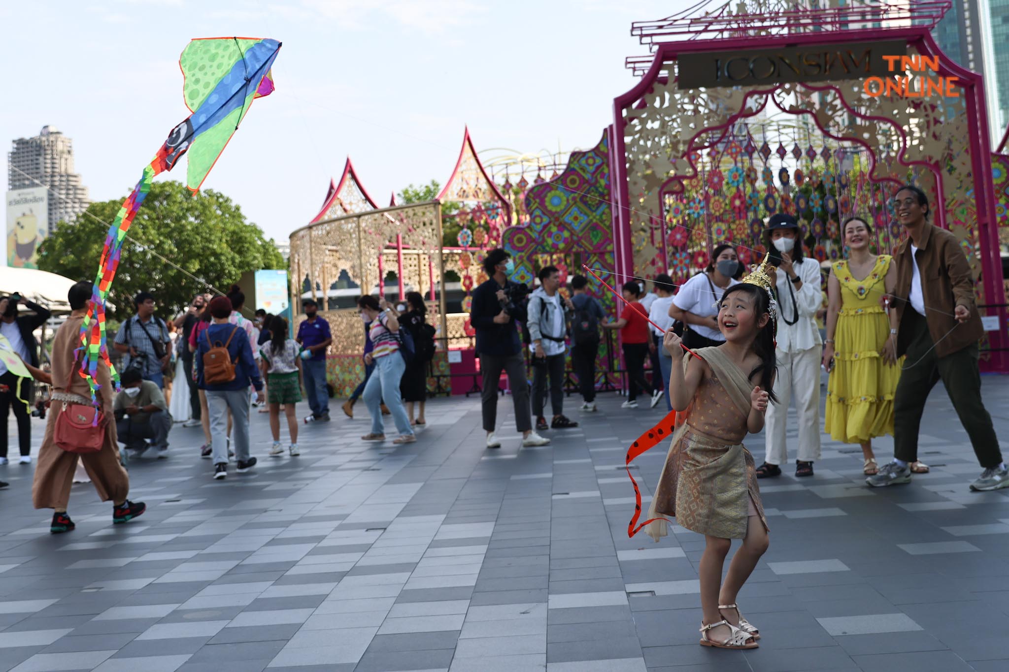 นทท.สนุกสุดเหวี่ยง เล่นว่าวริมแม่น้ำเจ้าพระยา นทท.สนุกสุดเหวี่ยง เล่นว่าวริมแม่น้ำเจ้าพระยา