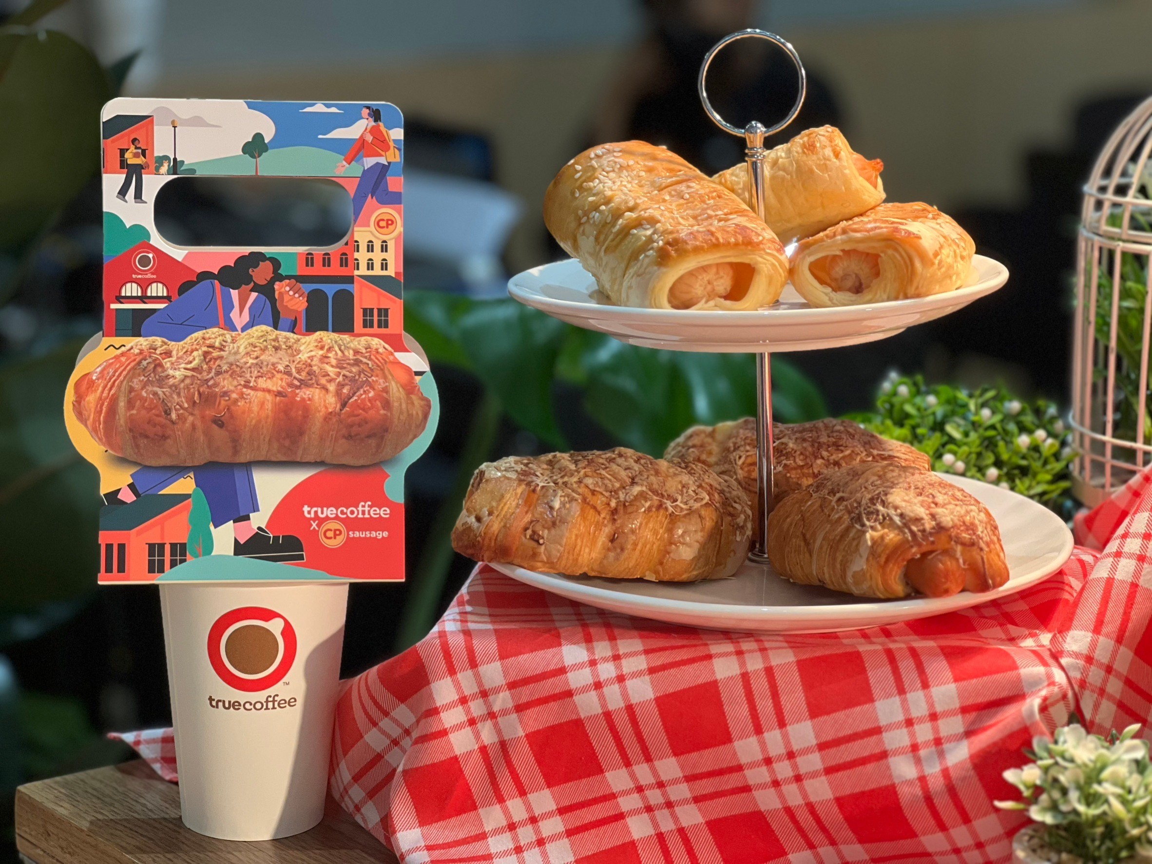 ไส้กรอก CP’ x ‘True Coffee’ รังสรรค์พัฟไส้กรอก 2 เมนูใหม่!