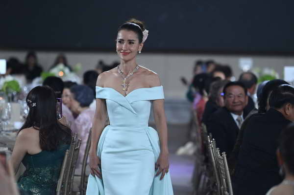 อั้ม-แอน-แอฟ อวดลุคสวยแพง ร่วมฉลองครบรอบ 60 ปี บิวตี้เจมส์ อั้ม-แอน-แอฟ อวดลุคสวยแพง ร่วมฉลองครบรอบ 60 ปี บิวตี้เจมส์