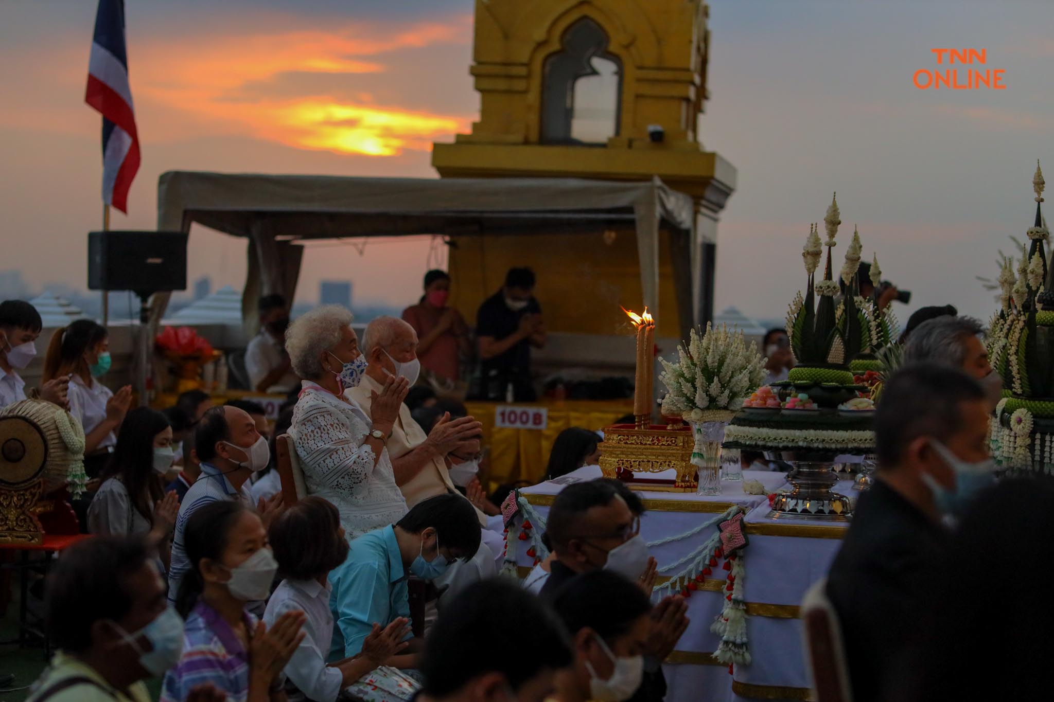 ประชาชนร่วมพิธี “ห่มผ้าแดงภูเขาทอง” ประจำปี 2564 เสริมสิริมงคล