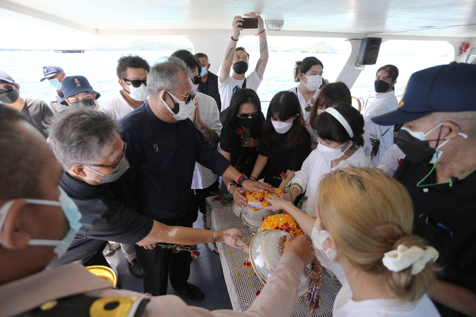 เป็ด เชิญยิ้ม นำอัฐิ พ่อแม่ ลอยอังคาร จ่อนำเงินทำบุญสร้างพระประธาน