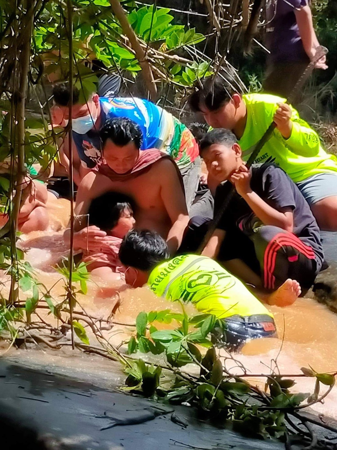 อุทาหรณ์! กู้ภัยช่วยเด็กวัย 5 ขวบ เล่นสไลด์เดอร์ร่องน้ำขาติดซอกหิน อุทาหรณ์! กู้ภัยช่วยเด็กวัย 5 ขวบ เล่นสไลด์เดอร์ร่องน้ำขาติดซอกหิน