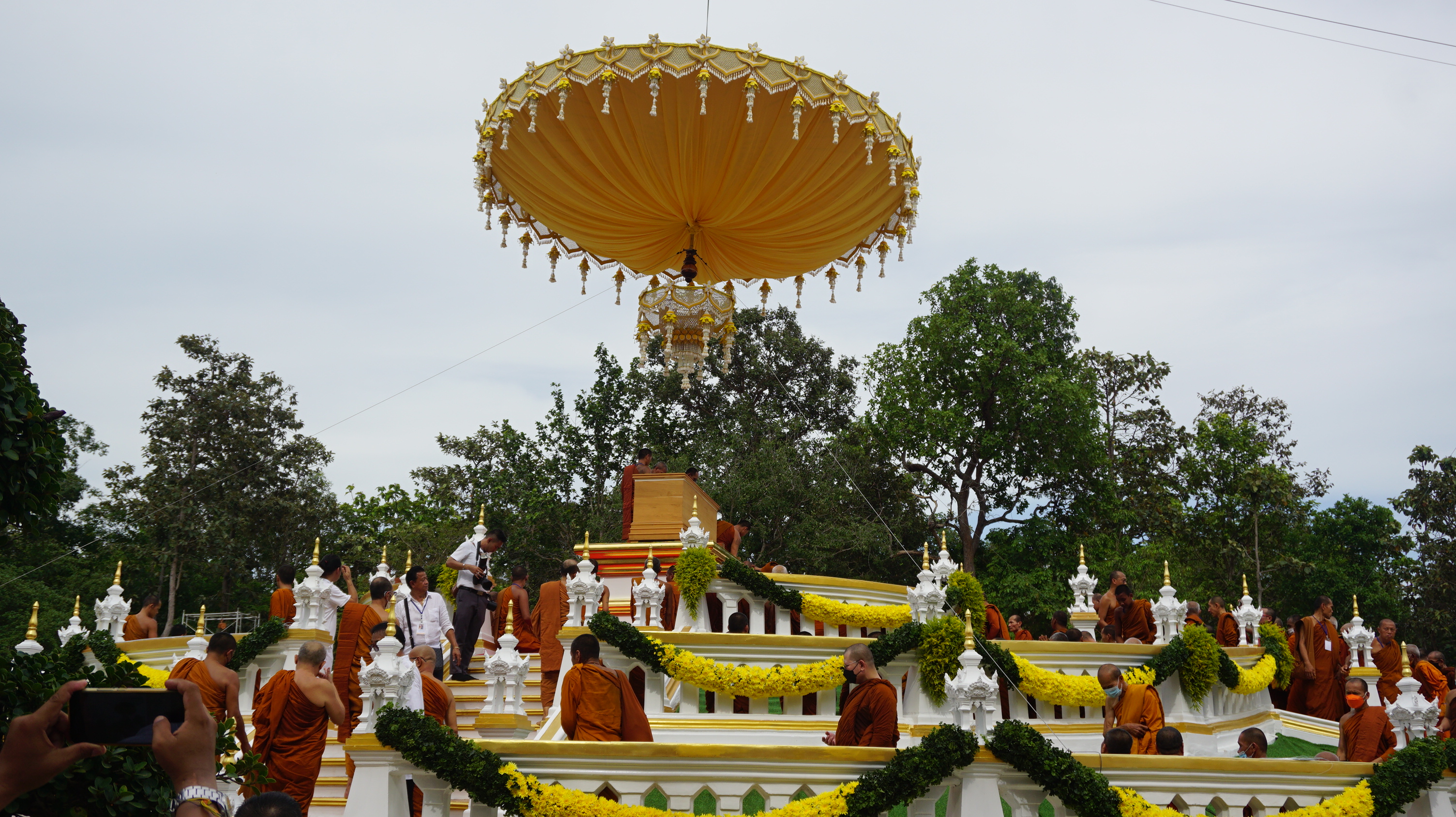 ประมวลภาพพิธีเคลื่อนสรีระสังขาร หลวงปู่แสง ขึ้นสู่เมรุชั่วคราว