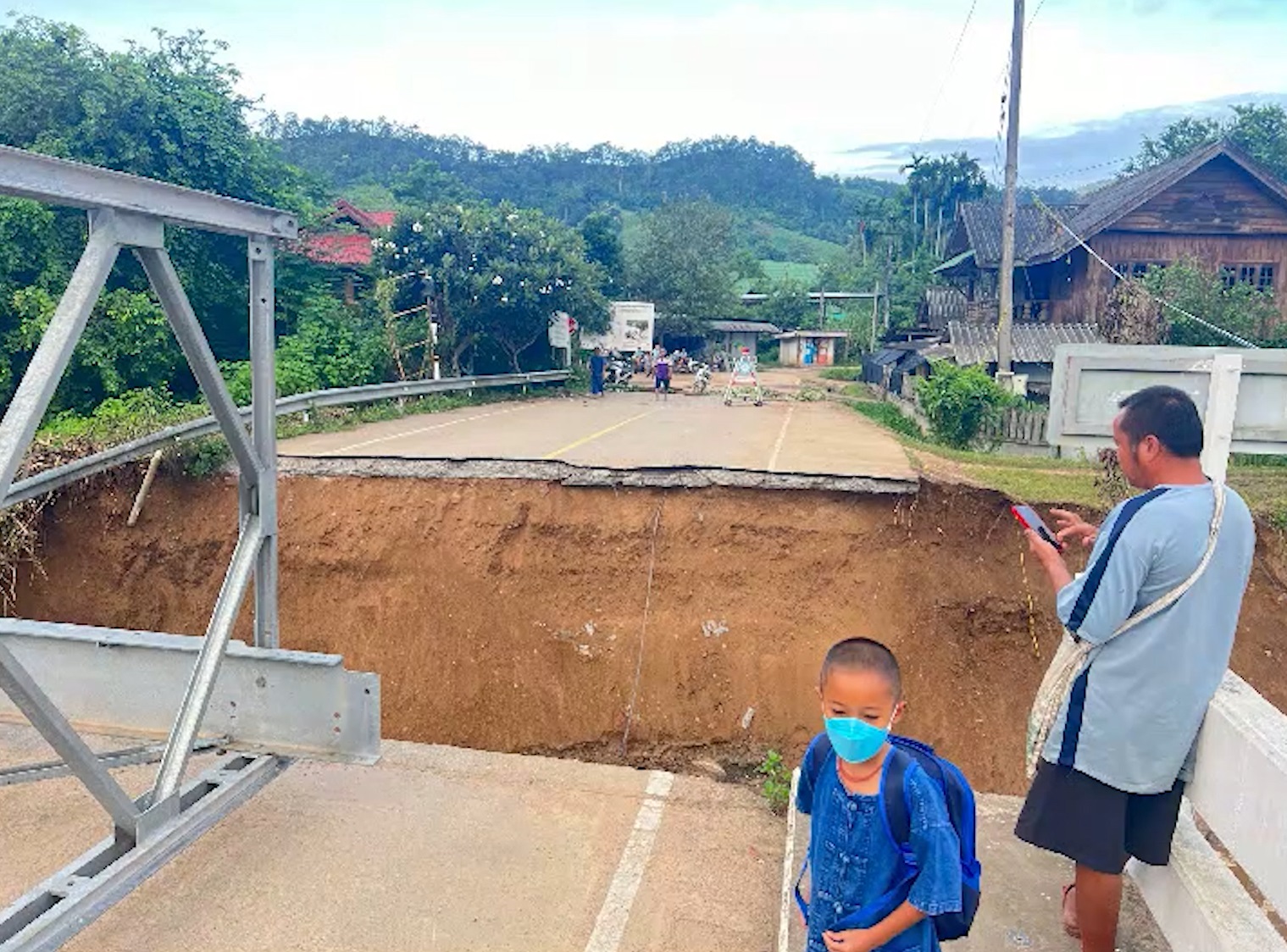 ฝนถล่มสบเมย! น้ำกัดเซาะ สะพานบ้านแม่ทะลุ ไม่สามารถสัญจรผ่านได้