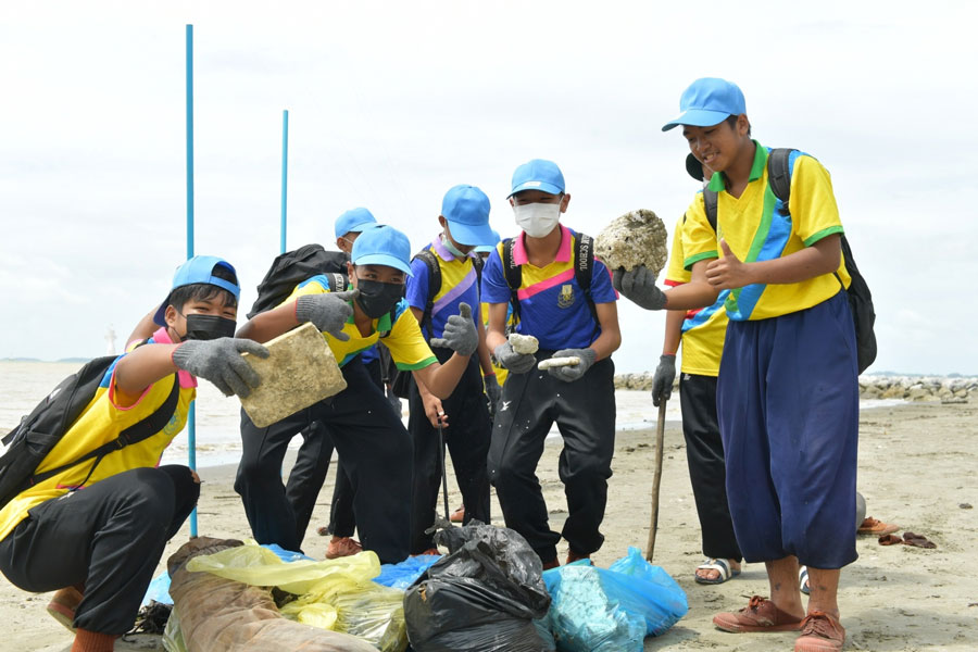 CPF รวมพลังพนักงานจิตอาสา เก็บขยะชายหาดและพื้นที่ป่าชายเลน ร่วมปกป้องท้องทะเล