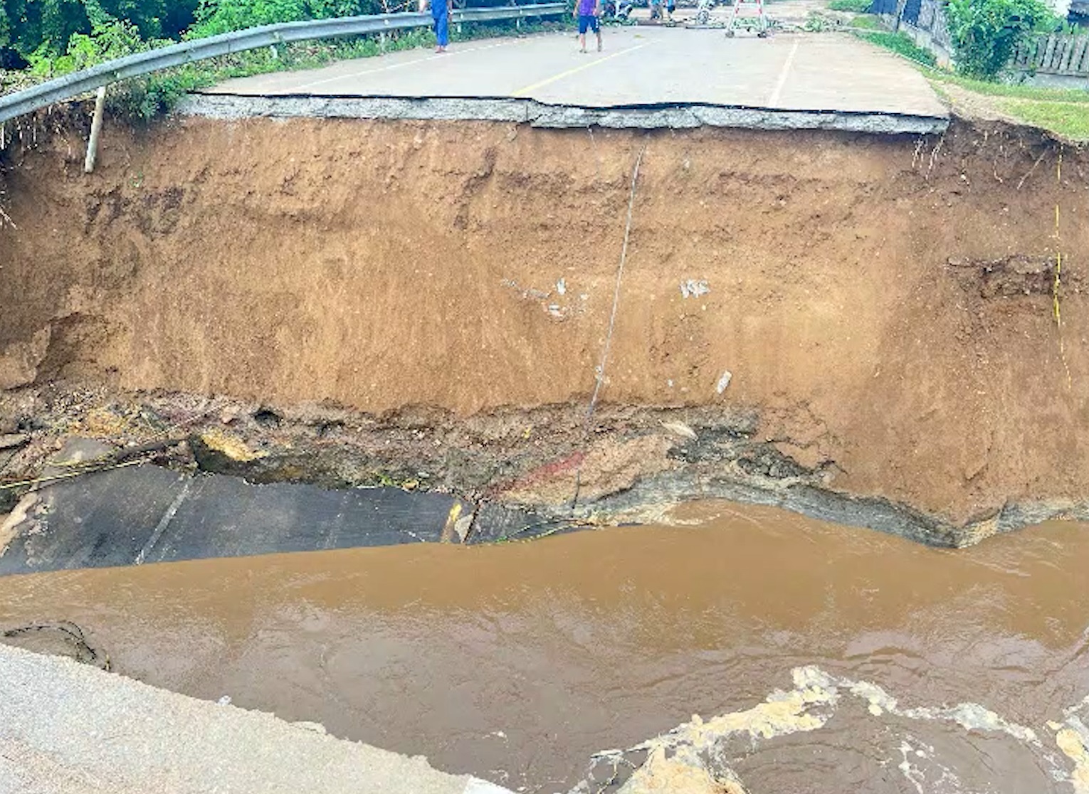 ฝนถล่มสบเมย! น้ำกัดเซาะ สะพานบ้านแม่ทะลุ ไม่สามารถสัญจรผ่านได้