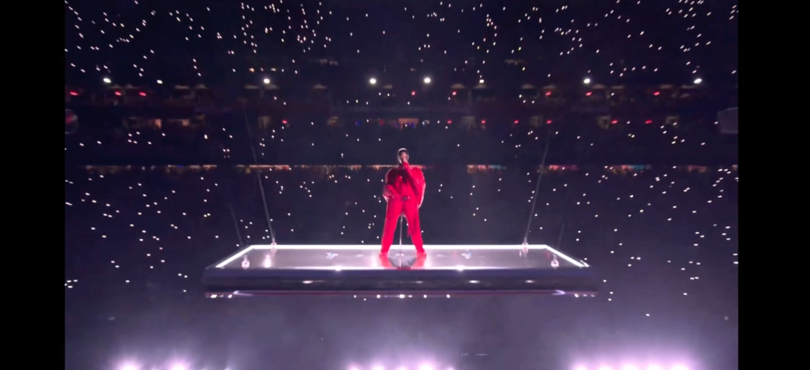 'ริฮานน่า' คัมแบ็ก!! คืนเวทีรอบ7ปี โชว์พักครึ่ง Super Bowl ลุคสีแดงเพลิง