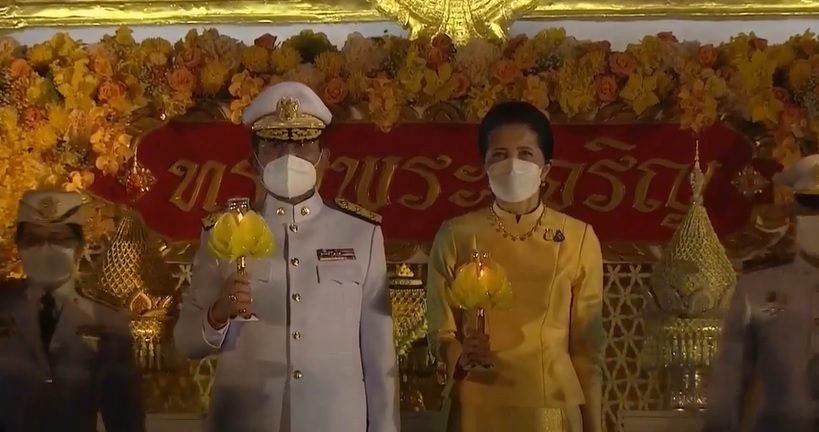 นายกฯ นำจุดเทียนถวายพระพรชัยมงคล วันเฉลิมพระชนมพรรษา พระบาทสมเด็จพระเจ้าอยู่หัว นายกฯ นำจุดเทียนถวายพระพรชัยมงคล วันเฉลิมพระชนมพรรษา พระบาทสมเด็จพระเจ้าอยู่หัว