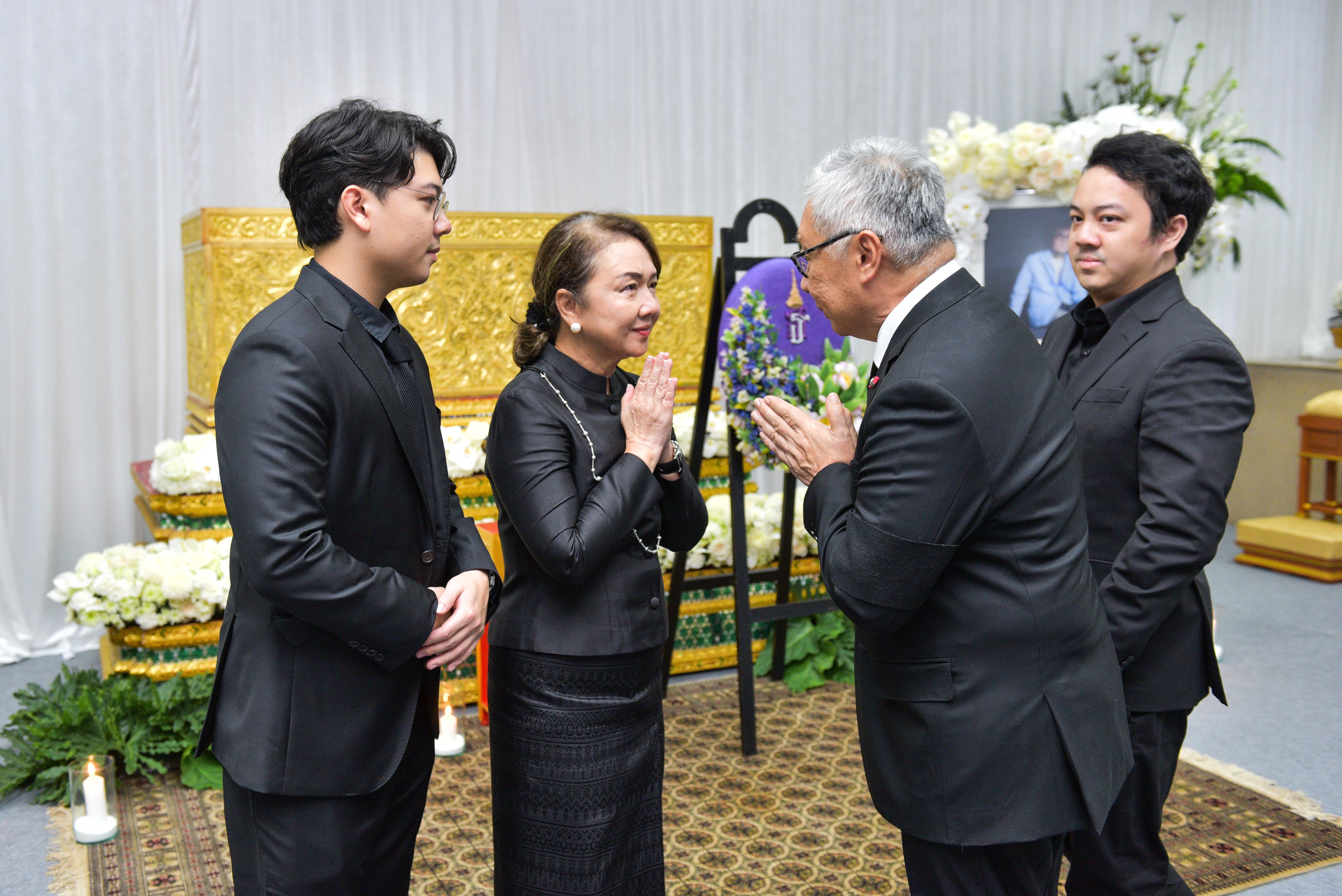 ครอบครัวและคนใกล้ชิด ร่วมพิธีศพอาลัย เพชร โอสถานุเคราะห์