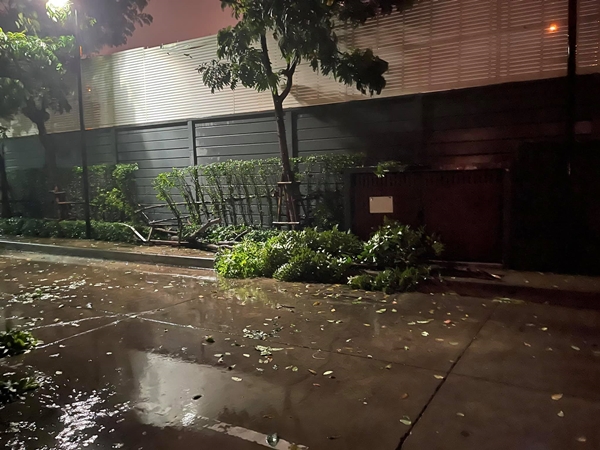 ระทึก!! โก้ ธีรศักดิ์ - บูม สุภาพร เจอฝนถล่ม บ้าน - รถ เสียหาย