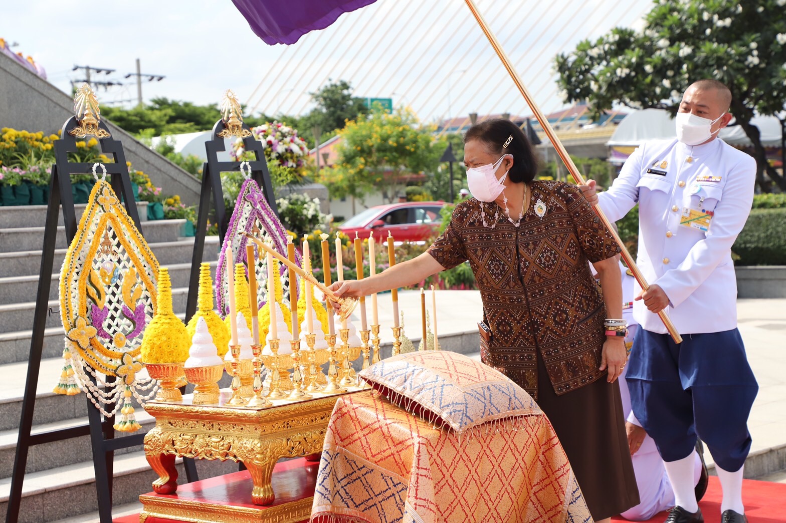 กรมสมเด็จพระเทพฯ เสด็จแทนพระองค์ ทรงวางพวงมาลาถวายราชสักการะพระบรมราชานุสาวรีย์พระบาทสมเด็จพระปรเมนทรมหาอานันทมหิดลเนื่องในวันคล้ายวันสวรรคต 