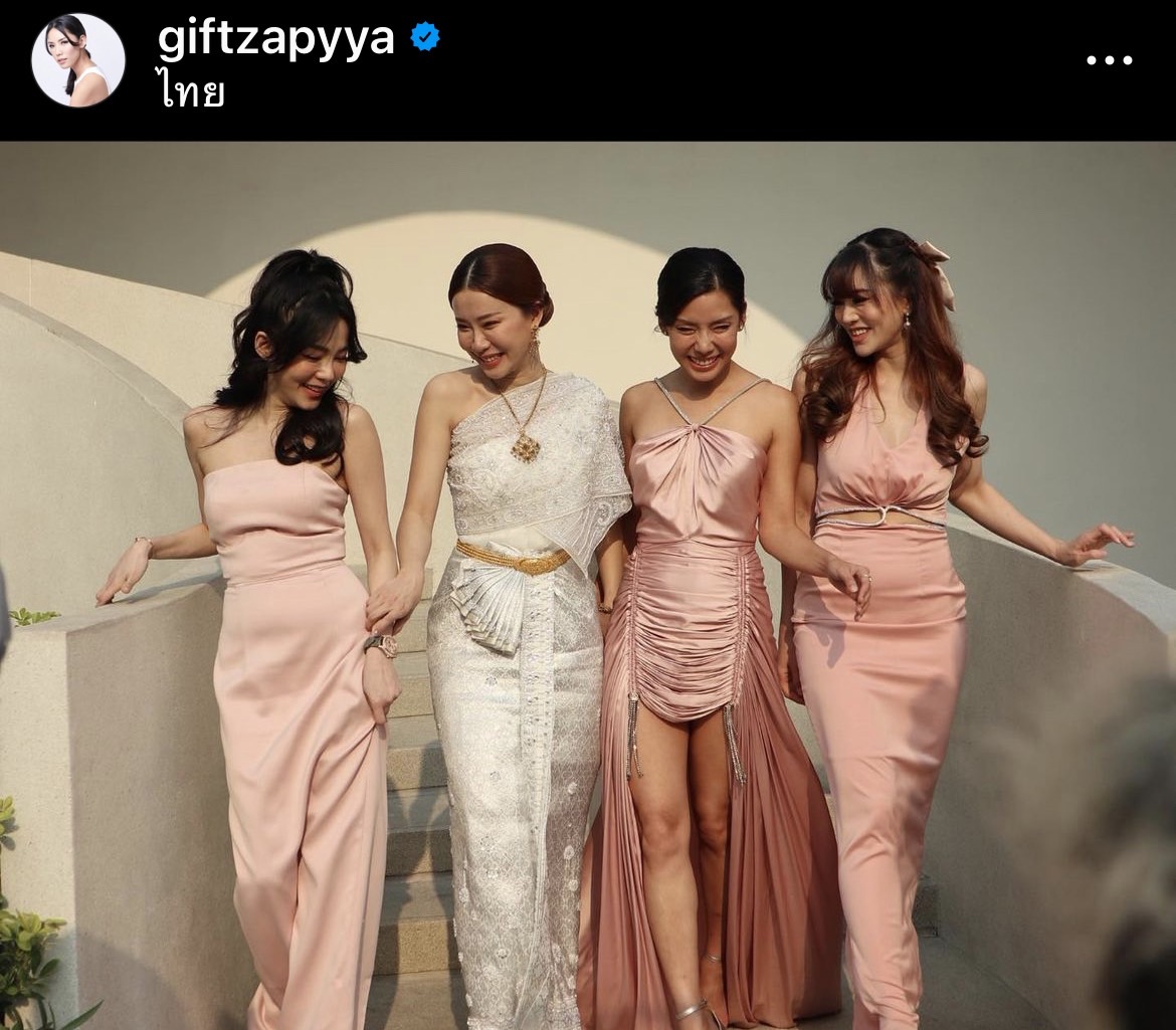 กิ๊ฟซ่า เล่าโมเมนต์รับช่อดอกไม้จาก เจ้าสาวเบลล์ ในวันที่ฉันโสด... กิ๊ฟซ่า เล่าโมเมนต์รับช่อดอกไม้จาก เจ้าสาวเบลล์ ในวันที่ฉันโสด...