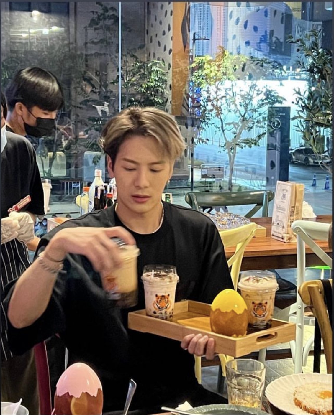 สุดเซอร์ไพร์ส แจ็คสัน หวัง คัมแบ็กประเทศไทย แวะร้านขนมหวานย่านสยามแสควร์  