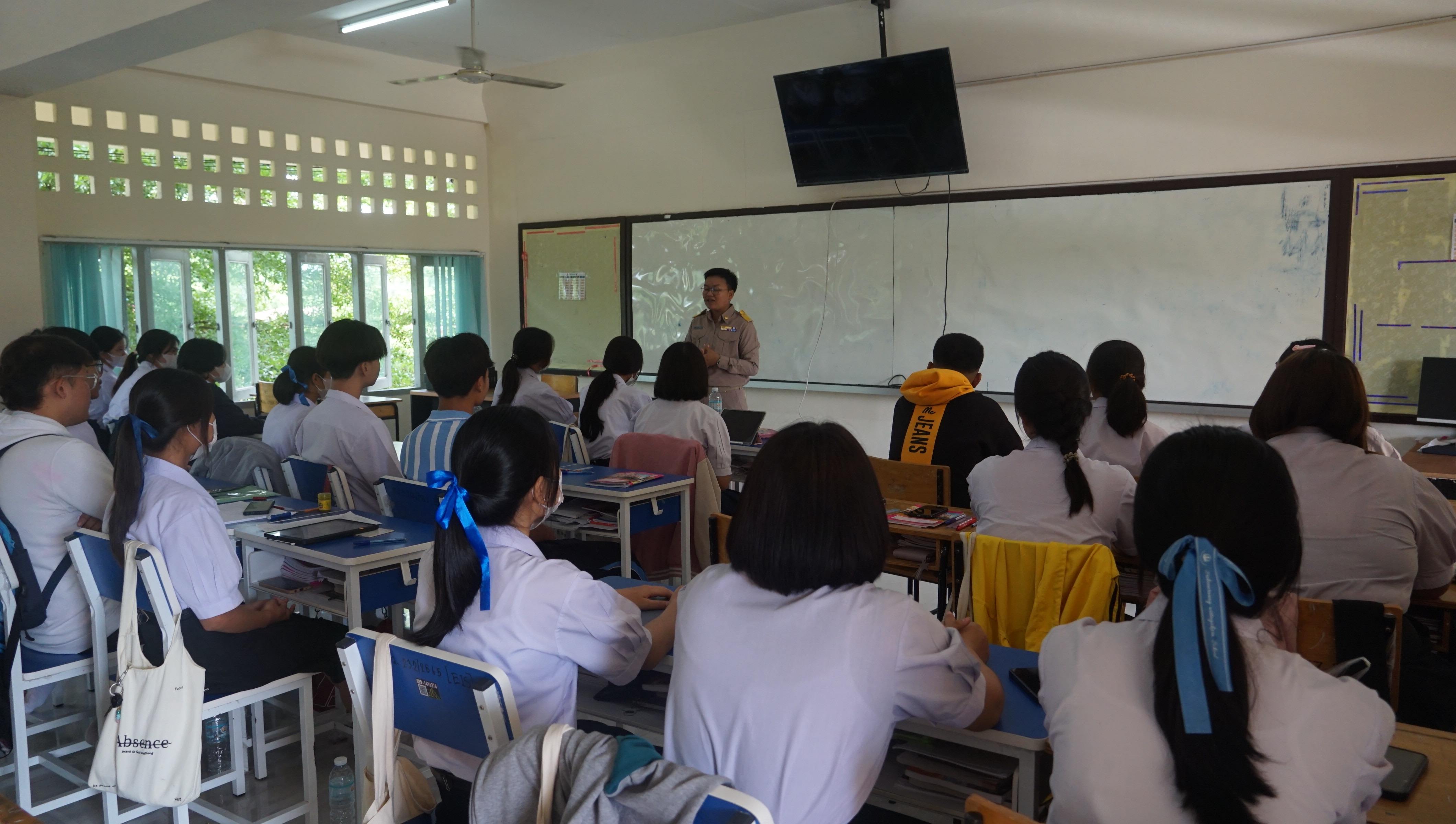ผอ.โรงเรียนดัง อนุญาตให้ครูแต่งกายตามเพศสภาพ