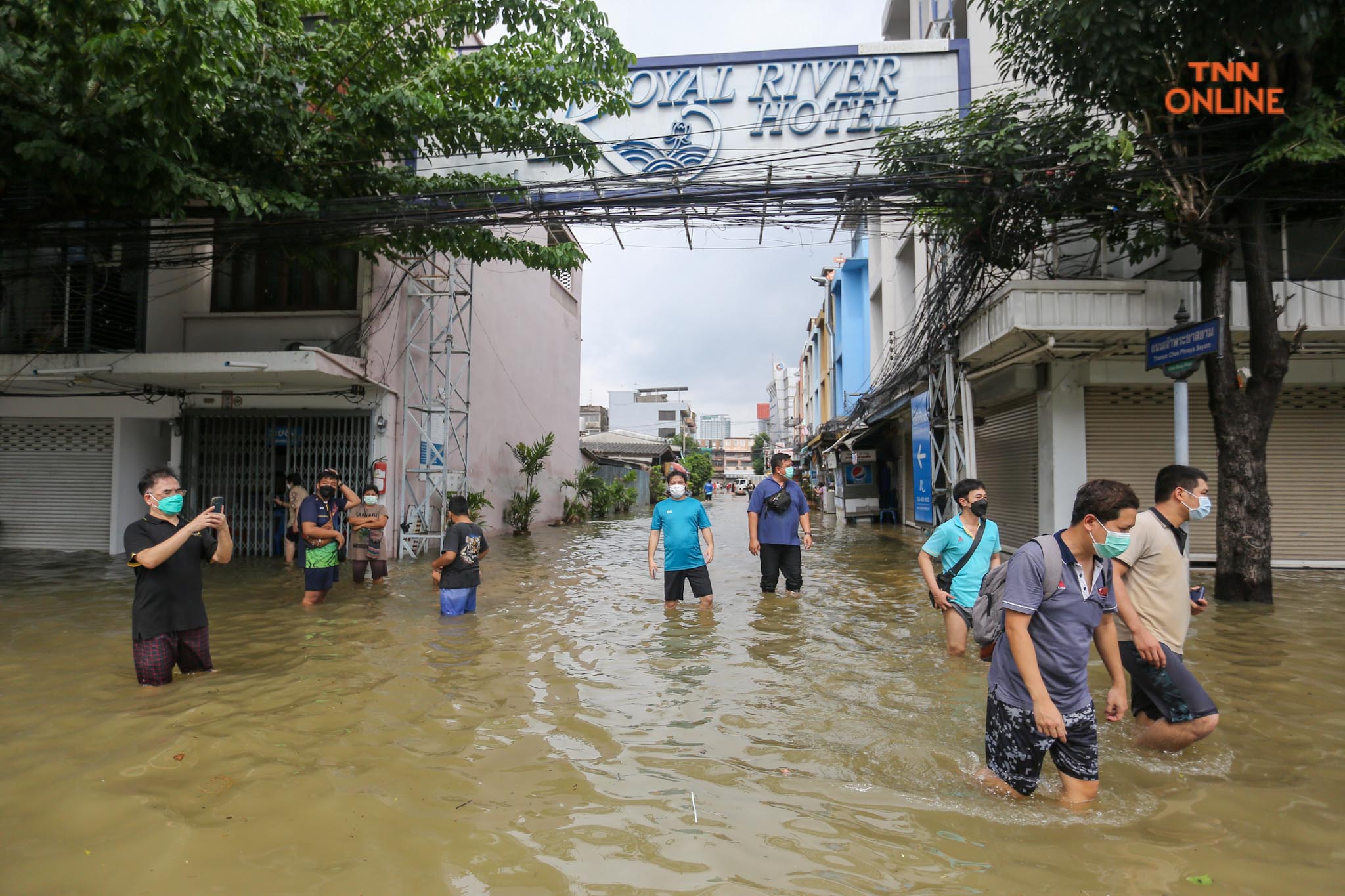 ประมวลภาพ พนังกั้นน้ำใต้สะพานซังฮี้แตกน้ำล้นท่วมผิวจราจร 