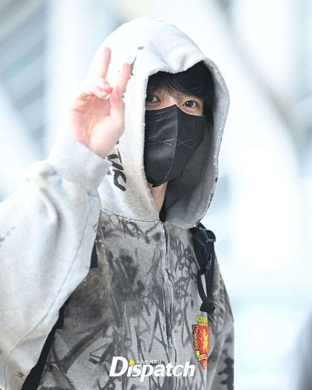 เกินควบคุม!! แฟนคลับสาวฝ่าที่กั้นพุ่งเข้าหา ‘จองกุก BTS’ ที่สนามบินอีกครั้ง เกินควบคุม!! แฟนคลับสาวฝ่าที่กั้นพุ่งเข้าหา ‘จองกุก BTS’ ที่สนามบินอีกครั้ง