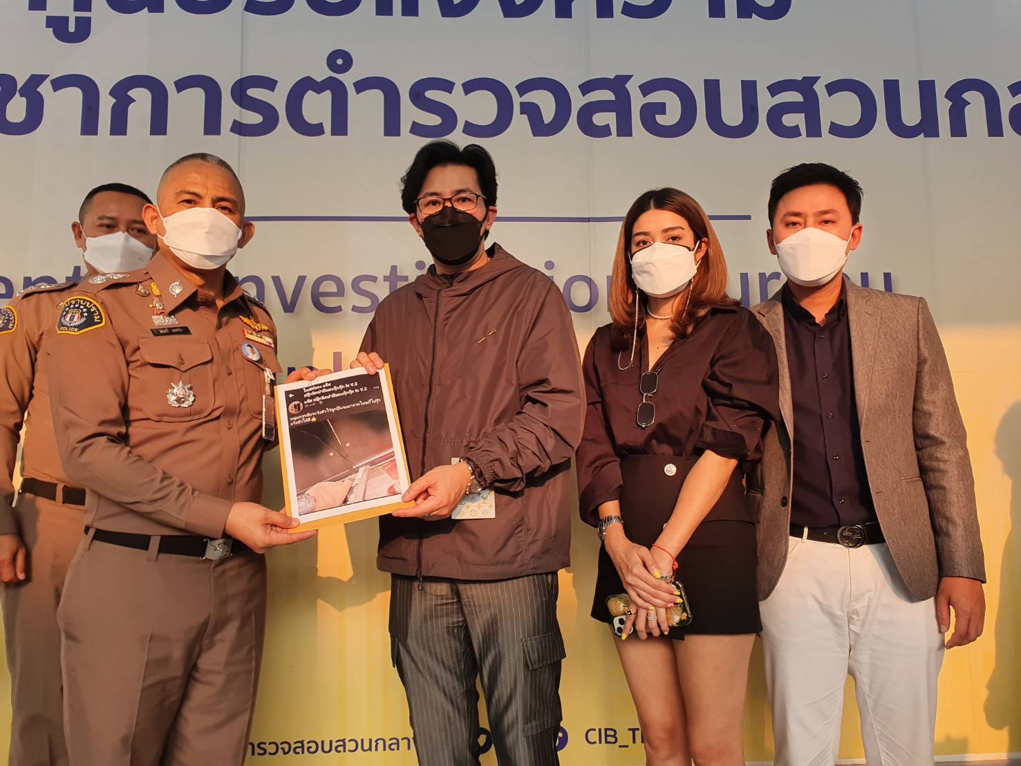 หนุ่ม กรรชัย - แจง ภรรยาแจ๊ส พร้อมทนายษิทรา ร้องกองปราบดำเนินคดี หลังถูกข่มขู่ หนุ่ม กรรชัย - แจง ภรรยาแจ๊ส พร้อมทนายษิทรา ร้องกองปราบดำเนินคดี หลังถูกข่มขู่