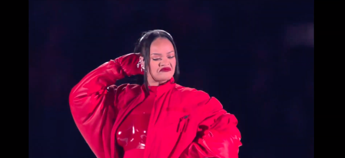 'ริฮานน่า' คัมแบ็ก!! คืนเวทีรอบ7ปี โชว์พักครึ่ง Super Bowl ลุคสีแดงเพลิง