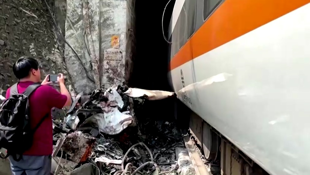 เหยื่อรถไฟตกรางที่ไต้หวันดับแล้ว 54 บาดเจ็บกว่า 150 คน