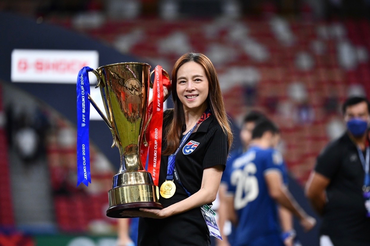'มาดามแป้ง' เผยทุกความรู้สึกหลังนำทีมชาติไทยคว้าแชมป์ซูซูกิคัพ2020 'มาดามแป้ง' เผยทุกความรู้สึกหลังนำทีมชาติไทยคว้าแชมป์ซูซูกิคัพ2020